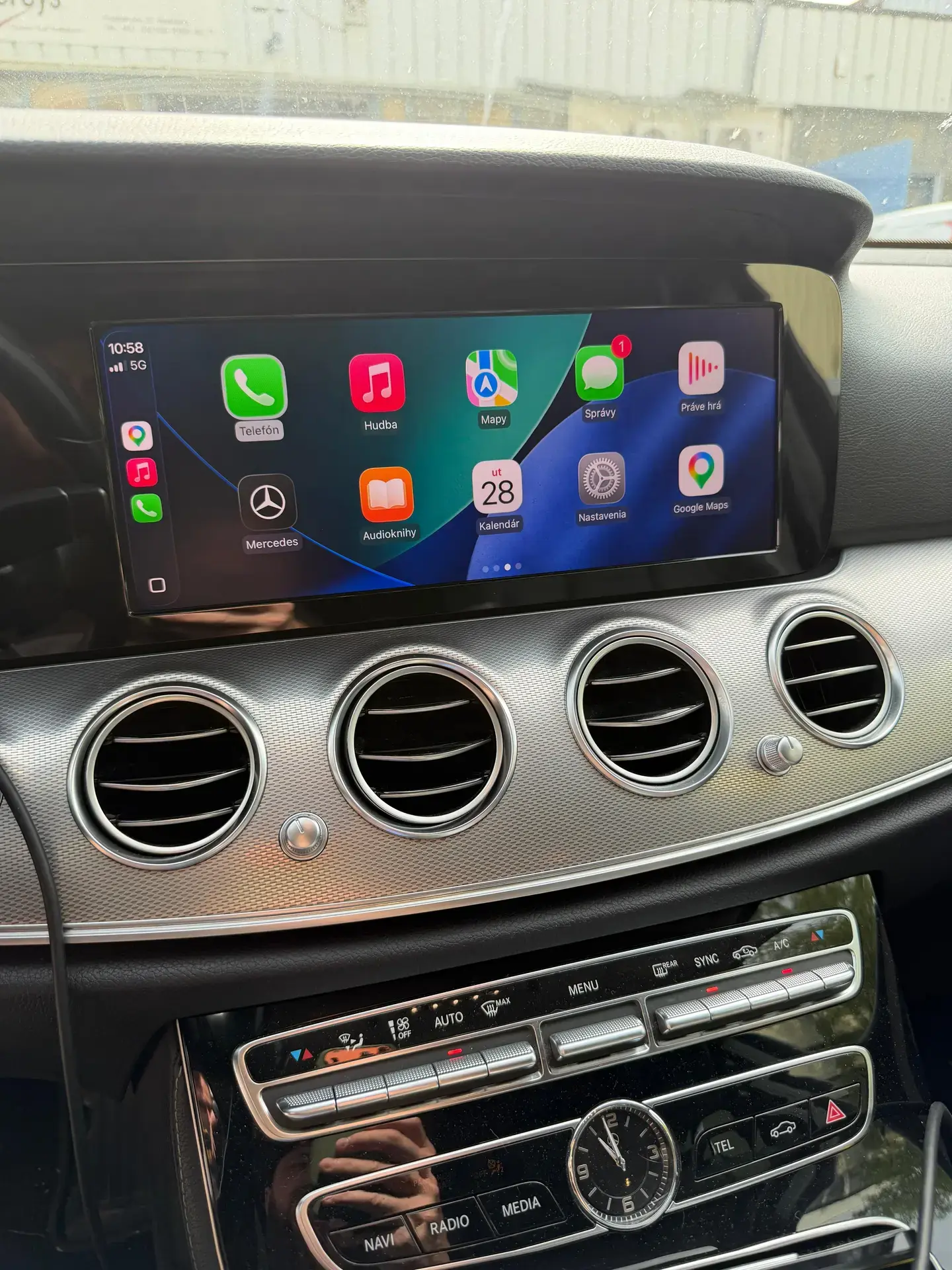 Aktivácia Apple CarPlay vo vozidle Mercedes-Benz